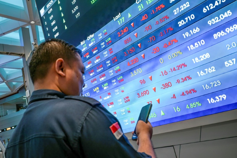 Un écran affiche l'indice composite indonésien (IHSG), qui a chuté de manière significative lors de l'ouverture du marché, dans le bâtiment de la Bourse de Jakarta, le 13 mai 2026 en Indonésie