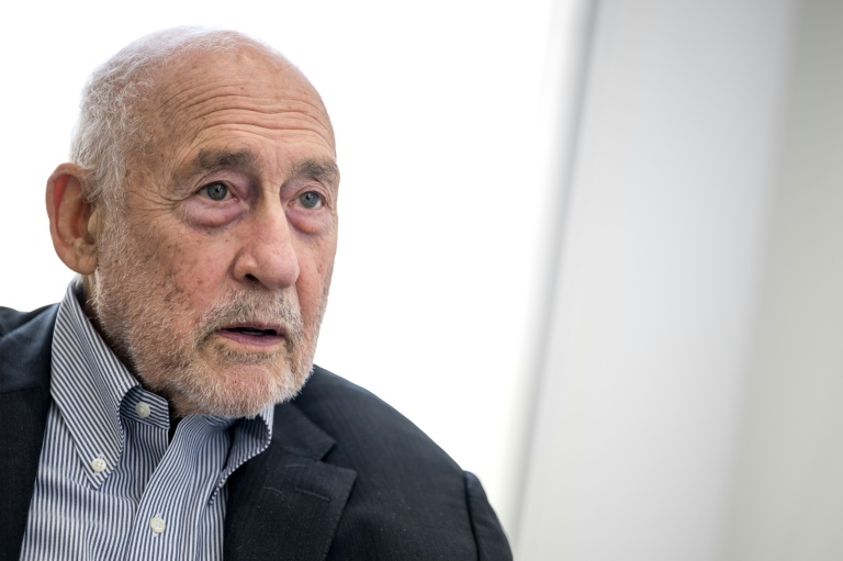 Joseph Stiglitz, ex-économiste en chef de la Banque mondiale et colauréat du prix Nobel d'économie en 2001, estime que les États-Unis restent les plus exposés au risque de stagflation en raison dre la guerre au Moyen-Orient, comme lors des chocs pétroliers des années 1970, dans une interview à l'AFP le 16 mars 2026. 