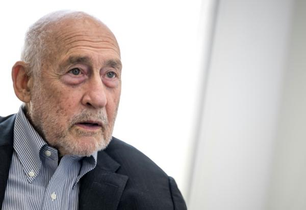 Joseph Stiglitz, ex-économiste en chef de la Banque mondiale et colauréat du prix Nobel d'économie en 2001, estime que les États-Unis restent les plus exposés au risque de stagflation en raison dre la guerre au Moyen-Orient, comme lors des chocs pétroliers des années 1970, dans une interview à l'AFP le 16 mars 2026. 