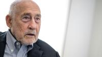Joseph Stiglitz, ex-économiste en chef de la Banque mondiale et colauréat du prix Nobel d'économie en 2001, estime que les États-Unis restent les plus exposés au risque de stagflation en raison dre la guerre au Moyen-Orient, comme lors des chocs pétroliers des années 1970, dans une interview à l'AFP le 16 mars 2026. 
