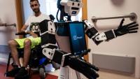 Le robot humanoïde Alter-Ego, conçu par l'Institut italien de technologie, assiste le patient Daniel Senna, à l'hôpital Maugeri de Milan, le 12 juin 2026