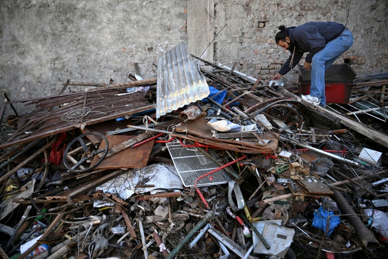 Le sculpteur Ehtisham Jadoon récupère de la ferraille dans une casse à la périphérie d'Islamabad, le 12 février 2026 au Pakistan