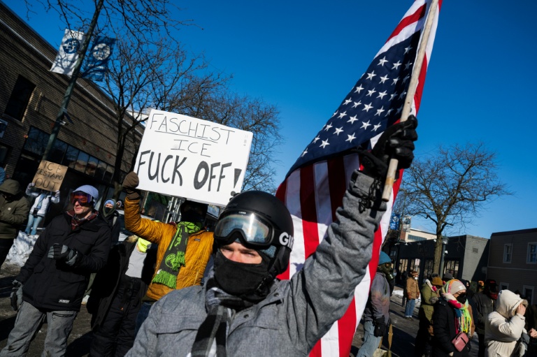 Des manifestants se rassemblent près du lieu où des agents fédéraux ont tué par balle un homme de 37 ans, à Minneapolis, dans le nord des Etats-Unis, le 24 janvier 2026