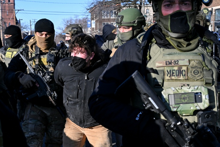 Un homme arrêté par les forces de l'ordre à Minneapolis, le 24 janvier 2026
