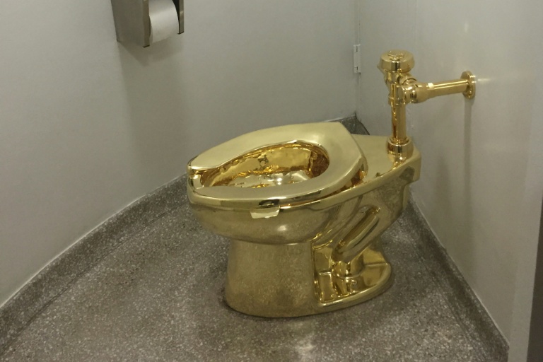 Les toilettes en or massif de l'Italien Maurizio Cattelan, baptisés 