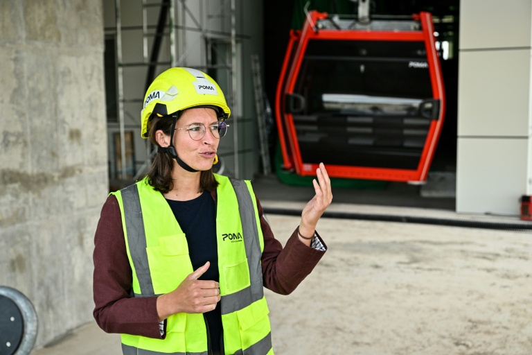 La cheffe de projet de l'entreprise Poma, Cécile Broi, sur le site de construction du futur téléphérique d'Oulan-Bator, en Mongolie, le 22 août 2026