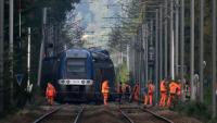 Des agents de la SNCF autour du TER qui a déraillé faisant 44 blessés à Cléon, en Seine-Maritime, le 12 septembre 2026