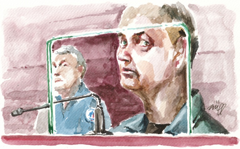 Ce dessin d’audience réalisé le 19 mai 2026 montre l’Allemand Martin Ney, accusé d’enlèvement et du meurtre du petit Jonathan Coulom, 10 ans, disparu en avril 2004, dans la salle d’audience lors du premier jour de son procès à Nantes