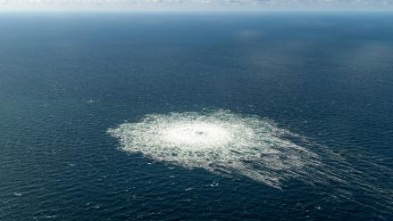 Photo diffusée le 27 septembre 2022 par le commandement de la défense danoise montrant une fuite de gaz sur le gazoduc Nord Stream 2, vue depuis un avion F-16 de la défense danoise en mer Baltique