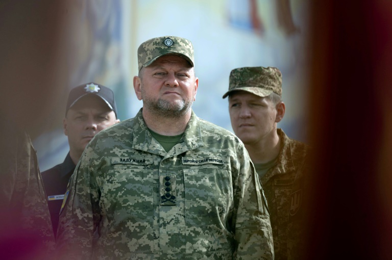 Photo diffusée par le service de presse de la présidence ukrainienne, le 28 juillet 2023, de Valery Zaloujny (c), alors commandant en chef de l'armée ukrainienne, à Kiev