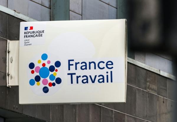 Après une nette hausse au dernier trimestre 2025, le nombre de demandeurs d'emploi inscrits à France Travail sans aucune activité (catégorie A) a baissé de 1,2% au premier trimestre 2026