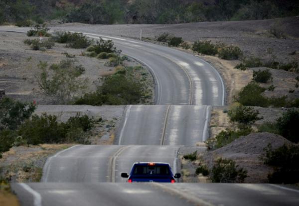 Une voiture roule sur la route où a été filmée la course-poursuite d'"Une bataille après l'autre", le 2 mars 2026 à Glamis, en Californie