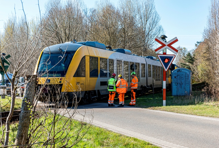Des secouristes sur le site d'une collision entre deux trains entre les villes de Hillerod et de Kagerup, au nord de Copenhague, le 23 avril 2026 au Danemark