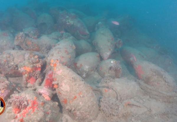 Photo transmise par le service de presse des Carabiniers italiens, le 9 août 2026, montrant des amphores sur le lieu où une épave vieille d'au moins 2.100 ans a été découverte au large des côtes de la Sicile, près de Mazara del Vallo