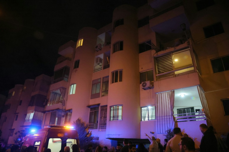 Des équipes de secours sur le site d'une frappe aérienne israélienne qui a touché un appartement à Ain Saadeh, à l'est de Beyrouth, le 5 avril 2026 au Liban