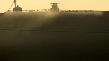 Un agriculteur français pulvérise du glyphosate dans le nord-ouest de la France le 23 avril 2021
