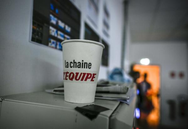 La chaîne l'Equipe a annoncé lundi le retrait de l'antenne de sa journaliste France Pierron qui a créé une polémique en raillant le souhait de l'attaquant belge Jérémy Doku de s'absenter du Mondial de football pour assister à l'accouchement de son épouse