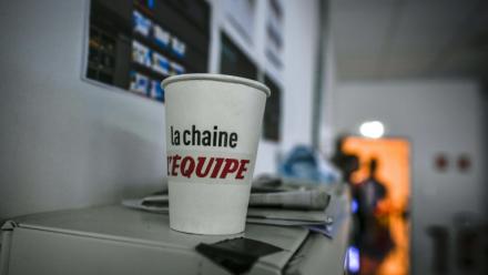 La chaîne l'Equipe a annoncé lundi le retrait de l'antenne de sa journaliste France Pierron qui a créé une polémique en raillant le souhait de l'attaquant belge Jérémy Doku de s'absenter du Mondial de football pour assister à l'accouchement de son épouse