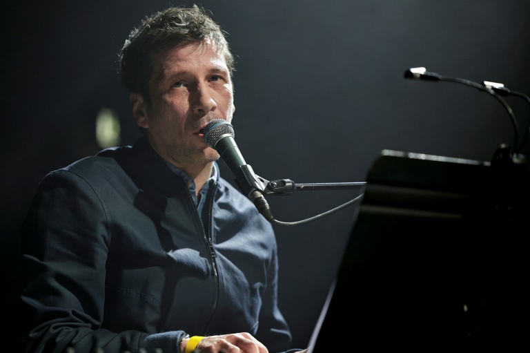 Le compositeur Alex Beaupain sur la scène du Bataclan à Paris lors d'une soirée organisée par Reporters sans frontières (RSF) en solidarité avec le journaliste sportif Christophe Gleizes, emprisonné en Algérie, le 29 janvier 2026 