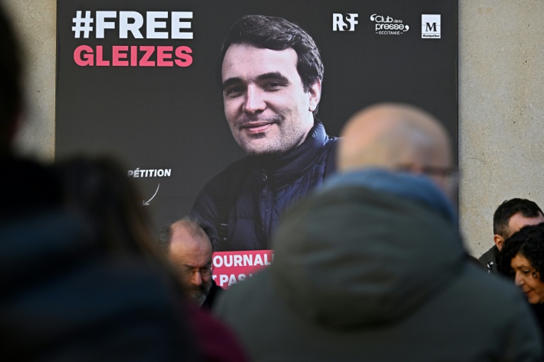 Un portrait du journaliste Christophe Gleizes, détenu en Algérie, déployé à Montpellier, le 29 janvier 2026