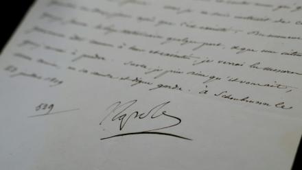 Une lettre datée du 23 juillet 1809, concernant l'arrestation du pape Pie VII, écrite par Napoléon Ier et signée "Napoléon", exposée à la maison de vente Osenat à Paris, le 23 avril 2025