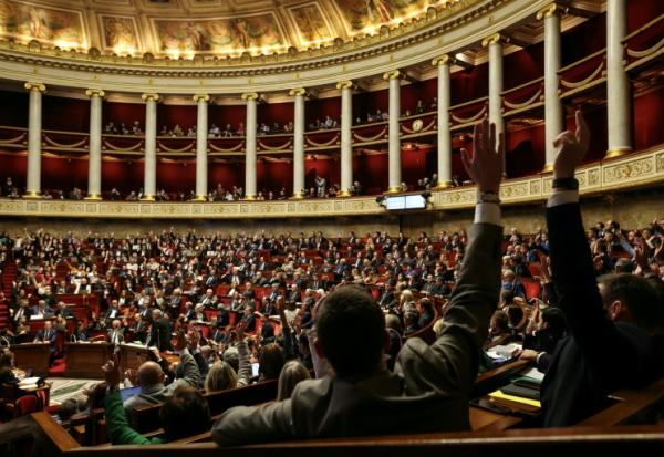 Le Parlement devrait approuver définitivement six textes mardi, dont plusieurs projets de lois emblématiques, dans une atmosphère de crise au sein de la majorité, après l'adoption chaotique dans la nuit du projet de loi d'urgence agricole