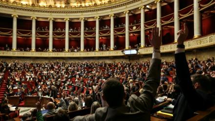 Le Parlement devrait approuver définitivement six textes mardi, dont plusieurs projets de lois emblématiques, dans une atmosphère de crise au sein de la majorité, après l'adoption chaotique dans la nuit du projet de loi d'urgence agricole