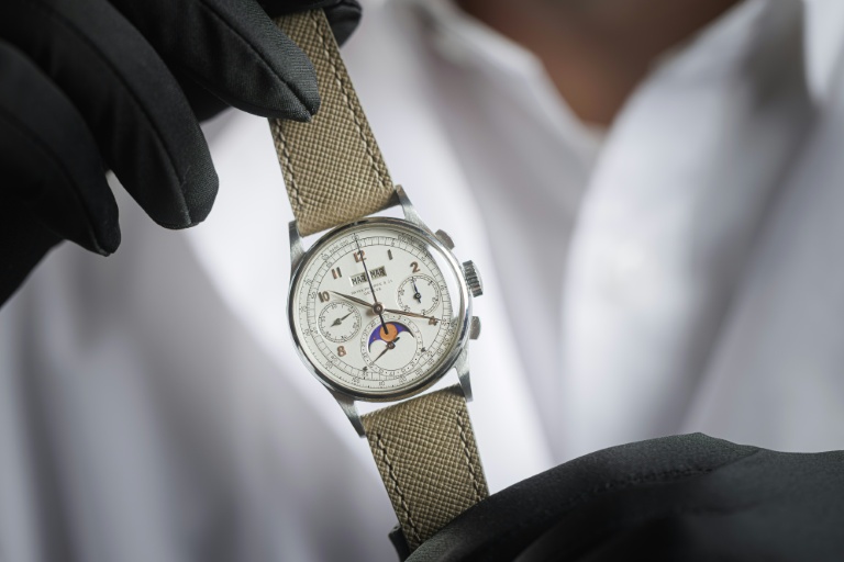 Une rare montre Patek Philippe référence 1518 en acier inoxydable, photographiée le 8 novembre 2025 à Genève (Suisse)