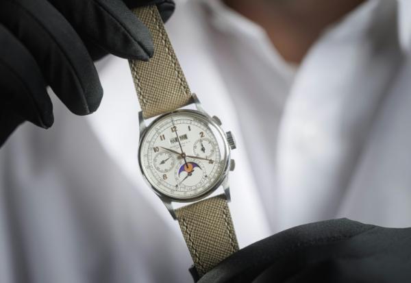 Une rare montre Patek Philippe référence 1518 en acier inoxydable, photographiée le 8 novembre 2025 à Genève (Suisse)