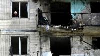 Immeuble endommagé lors d'une attaque de drones russes contre Kiev le 24 mai 2025