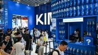 Des visiteurs sur le stand de la start-up chinoise Moonshot AI qui a lancé le nouveau modèle d'intelligence artificielle (IA) Kimi K3, le 18 juillet 2026 à Shanghaï 