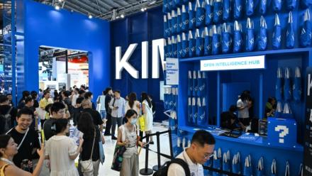 Des visiteurs sur le stand de la start-up chinoise Moonshot AI qui a lancé le nouveau modèle d'intelligence artificielle (IA) Kimi K3, le 18 juillet 2026 à Shanghaï 