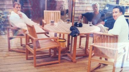 Image non datée fournie par le département de la Justice américain le 13 mars 2026 du criminel sexuel américain Jeffrey Epstein attablé avec l'ex prince Andrew et Peter Mandelson, figure historique du parti travailliste britannique