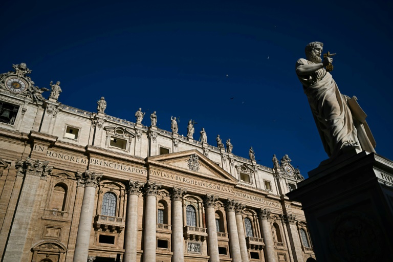 La Statue de Saint Pierre (D) devant la Basilique Saint-Pierre au Vatican, le 30 avril 2025