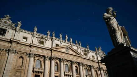 La Statue de Saint Pierre (D) devant la Basilique Saint-Pierre au Vatican, le 30 avril 2025