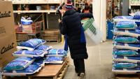 Des clients d'un magasin de bricolage achètent du matériel en anticipation de l'arrivée d'une tempête hivernale majeure sur une bonne partie des Etats-Unis, à Falls Church (Virginie), le 24 janvier 2026