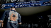 Le passeport d'un ressortissant turc dans la file d'attente devant un centre de demande de visas Schengen à Istanbul, le 30 juin 2026.  