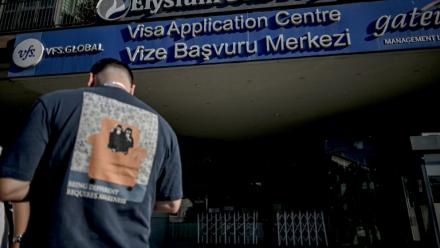 Le passeport d'un ressortissant turc dans la file d'attente devant un centre de demande de visas Schengen à Istanbul, le 30 juin 2026.  