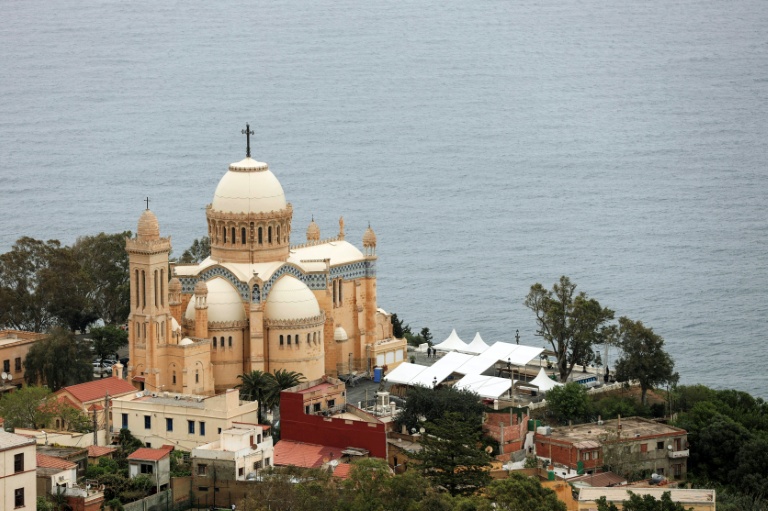 La basilique Notre-Dame d'Afrique surplombe la baie d'Alger, le 12 avril 2026