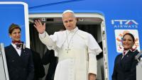 Le pape Léon XIV embarque à bord de son avion à destination d'Alger à l'aéroport de Fiumicino à Rome, le 13 avril 2026