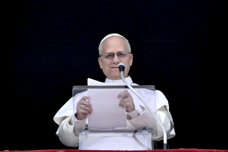 Le pape Léon XIV s'adresse à la foule depuis la fenêtre du palais apostolique donnant sur la place Saint-Pierre, lors de la prière du Regina Caeli au Vatican, le 12 avril 2026