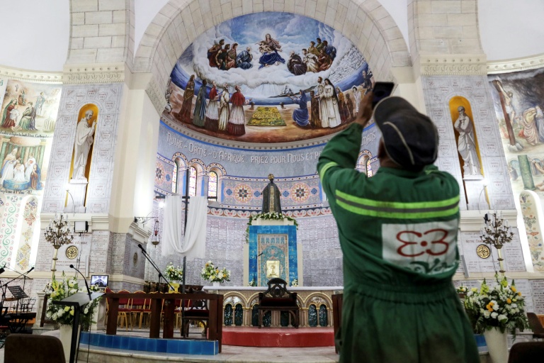 Un ouvrier prend une photo à l'intérieur de la basilique Notre-Dame d'Afrique à Alger, le 12 avril 2026