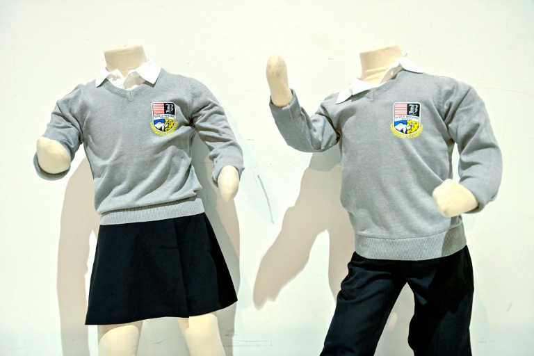 Les nouveaux uniformes scolaires qui seront utilisés dans certaines écoles primaires à Béziers, le 15 février 2024