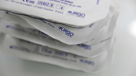 Des compresses stériles au centre de recherche du groupe industriel Urgo, le 20 septembre 2016 à Chenôve, dans l'est de la France 