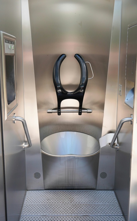Des toilettes publiques avec un urinoir et des lunettes amovibles à Vienne, en Autriche, le 12 août 2026