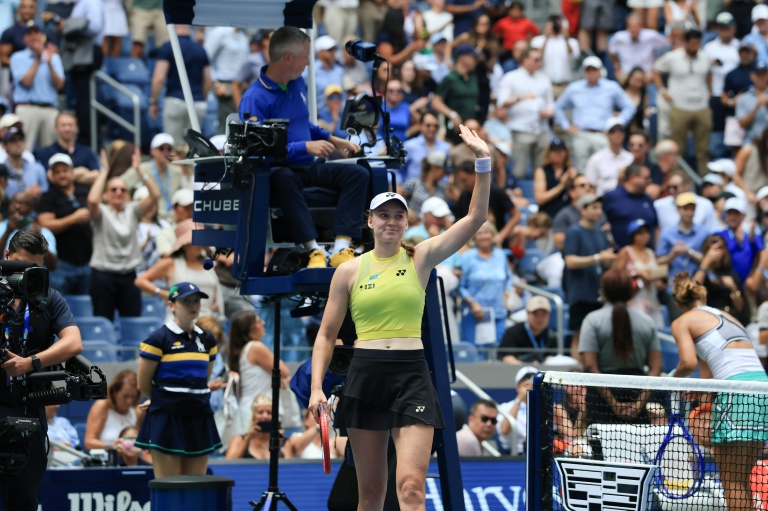 La joueuse du Kazakhstan et future N.1 mondiale Elena Rybakina salue la foule de l'US Open après sa victoire en quart de finale contre la Chinoise Zheng Qinwen le 9 septembre 2026