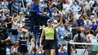 La joueuse du Kazakhstan et future N.1 mondiale Elena Rybakina salue la foule de l'US Open après sa victoire en quart de finale contre la Chinoise Zheng Qinwen le 9 septembre 2026