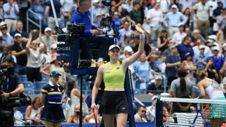 La joueuse du Kazakhstan et future N.1 mondiale Elena Rybakina salue la foule de l'US Open après sa victoire en quart de finale contre la Chinoise Zheng Qinwen le 9 septembre 2026
