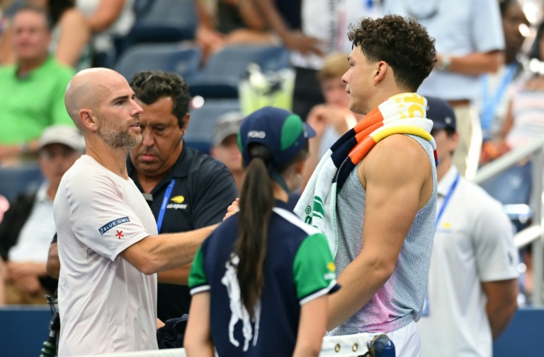 Ben Shelton (à droite) et le Français Adrian Mannarino après l'abandon sur blessure de l'Américain au troisième tour de l'US Open le 29 aoîut 2025 à New York