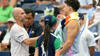 Ben Shelton (à droite) et le Français Adrian Mannarino après l'abandon sur blessure de l'Américain au troisième tour de l'US Open le 29 aoîut 2025 à New York